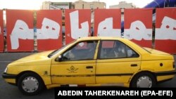 یک تابلو تبلیغاتی برای تشویق به شرکت در انتخابات، تهران، اسفند ۱۴۰۲