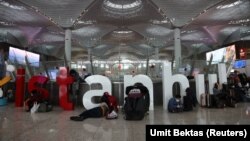 Десятки выходцев из Центральной Азии и россиян не пустили на самолёты в аэропортах Стамбула после того, как Turkish Airlines ввела ограничения для пассажиров, летящих в Мексику и другие страны Латинской Америки, куда стремятся желающие добраться до границы США мигранты