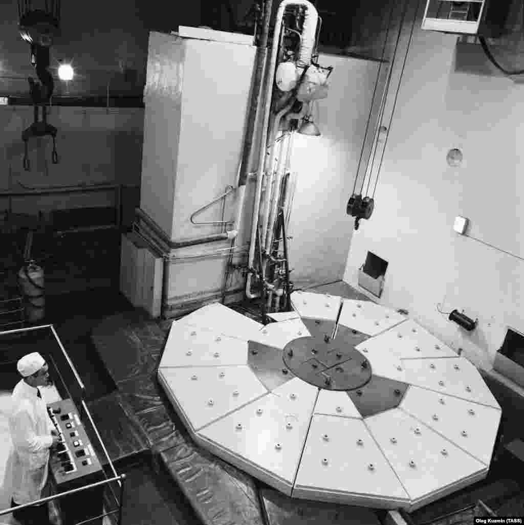 Një foto e hershme e reaktorit të Atomit Paqësor brenda termocentralit bërthamor Obninsk Bashkimi Sovjetik kishte shtyrë të shfrytëzonte ndarjen bërthamore për prodhimin e energjisë pjesërisht për shkak të shpërndarjes së vështirë të lëndëve djegëse fosile që po fuqizonin pjesën më të madhe të industrisë së tij. &nbsp;