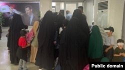 Таджикские женщины и дети возвращаются из Сирии на родину