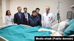 Акылбек Жапаров ЖЭБ жана тик учак кырсыгынан жабыркагандардан кабар алып жаткан учуру. Адана шаары, Түркия.