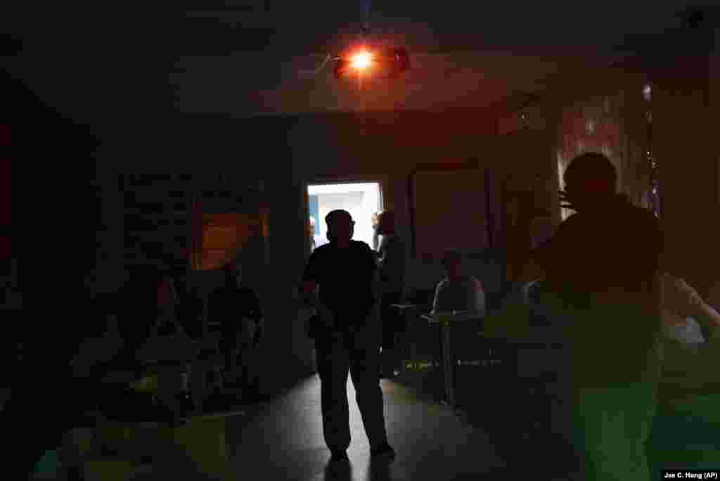 Pjesëmarrësit duke dëgjuar instruktorin gjatë trajnimit për gjuajtje me armë zjarri për qytetarët. Sipas zëvendësdrejtorit për siguri komunale në Kiev, Mykhaylo Shcherbyna, më shumë se 2000 persona janë regjistruar për trajnim, i cili u realizua më 11 korrik, ku 70 për qind e pjesëmarrësve ishin gra. &nbsp;