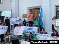 საპროტესტო აქცია მარტვილის მუნიციპალიტეტის მერიასთან. 2024 წლის 29 ივნისი