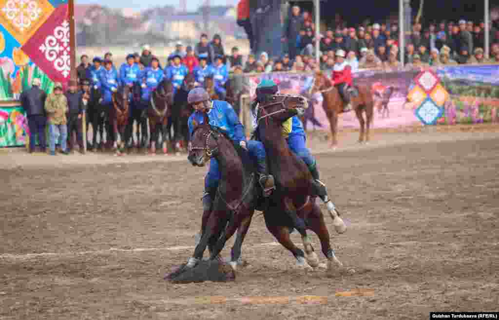 Жогорку лигада мелдештин мыкты оюнчусу деп "Ынтымак" командасынын оюнчусу Өмүрбек Эсен уулу (сүрөттө сол жактагы оюнчу) табылды.