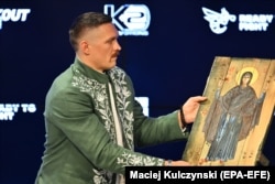 Oleksandr Usyk mban një ikonë gjatë konferencës për shtyp në Vroclav, Poloni, më 24 gusht 2023.