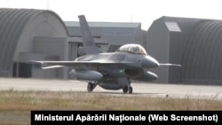 Un avion F-16 la Baza Aeriană de la Fetești.