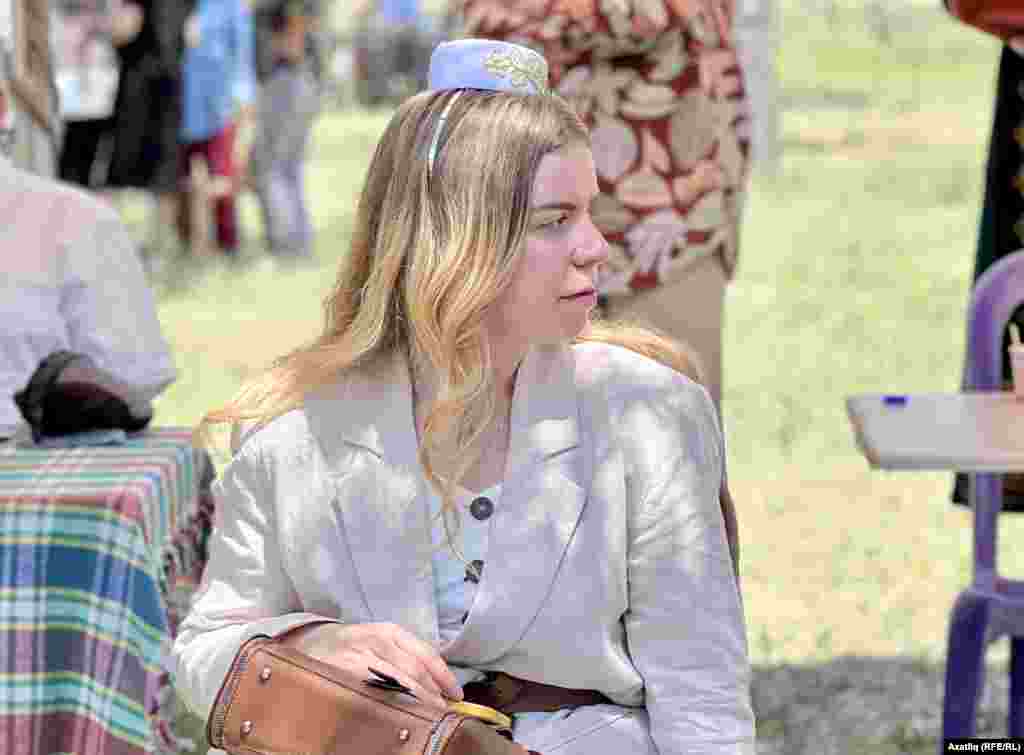 Сабантуйга килүчеләр, аеруча кызлар калфак кияргә тырыша. Әнкарада белем алучы Гөлназ Сафина.