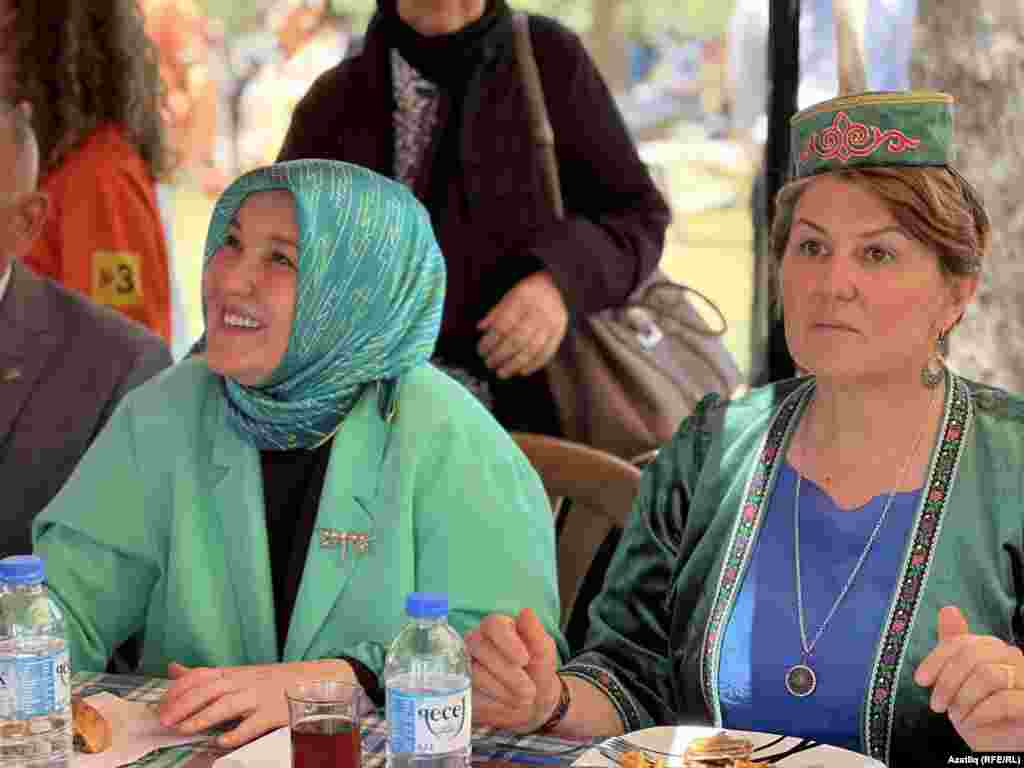 Ә хөкемдарлар аларны татып карый, җиңүчеләрне билгели...