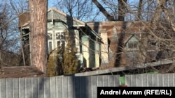 Snagov – ce se vede de pe stradă din Vila Roșie, cerută în instanță de moștenitorii lui Aurel Dobrescu.