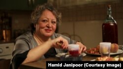 لی‌لی فرهادپور در نمایی از فیلم «کیک محبوب من»