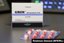 Një tjetër antibiotik i blerë pa recetë nga ekipi i Radios Evropa e Lirë në një barnatore në Prishtinë, Kosovë.