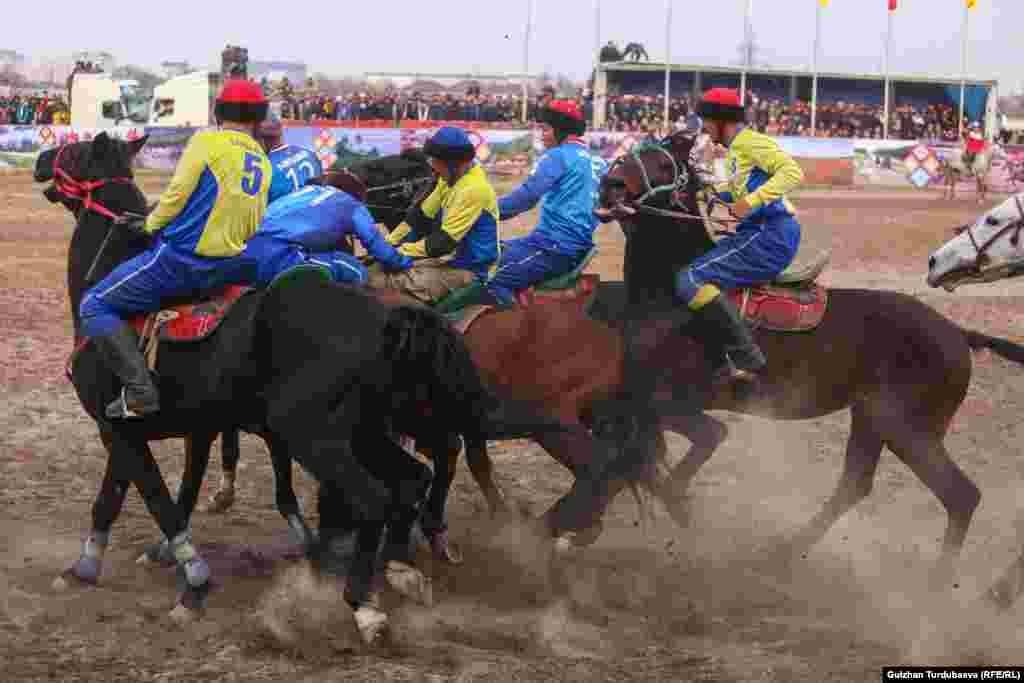 "Ак-Кула" ат майданында өткөн финалдык беттеш кечка саат 17:20да башталды.&nbsp;