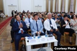 Насирдин Исановдун 80 жылдыгына арналган илимий-жыйындын айрым катышуучулары. Солдон үчүнчү – “Мурас” фондунун башчысы Кыяс Молдокасымов. ОшМУ, Ош шаары, Кыргызстан. 31.8.2023.