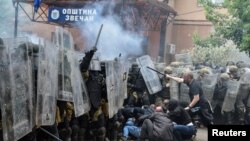 Sukob Srba sa pripadnicima KFOR-a u Zvečanu, Kosovo, 29. maja 2023.