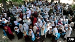 Афганские школьницы посещают начальную школу под открытым небом в районе Хогьяни провинции Нангархар. 14 мая 2023 года