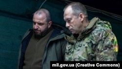 Министерот за одбрана на Украина Рустем Умеров (лево) и врховниот командант на украинските вооружени сили Олександар Сирски за време на посетата на командните пунктови на Оперативната тактичка група Доњецк. Регионот Доњецк, 13 февруари 2024 година