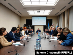 ურბანული კომისიის სხდომა, სადაც ცათამბჯენების პროექტი განიხილეს.