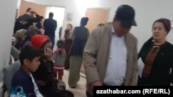 Hassahanada saglyk barlagyndan geçmek üçin nobatynyň ýetmegine garaşýan çagalar we ene-atalar. (Arhiw suraty)