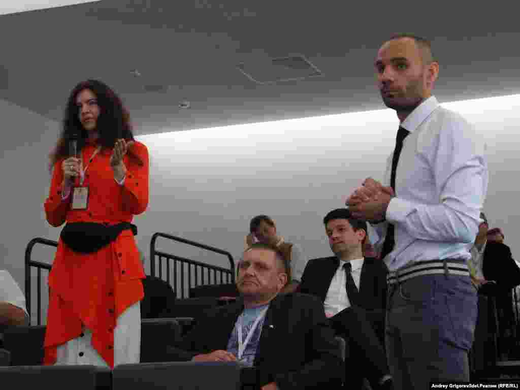 В центре: Станислав Суслов, представитель "Комитета Свободной Сибири". Справа: организатор форума&nbsp;Олег Магалецкий