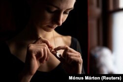 Një varëse me hartën e Ukrainës ia kujton Muromtsevas shtëpinë.