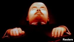 ვლადიმირ ლენინი მავზოლეუმში.