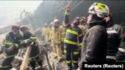 მაშველები "კროკუს სიტი ჰოლის" დამწვარ დარბაზში ტერაქტის შემდეგ