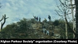 برخی از مهاجران افغان در اسلام آباد در حال بالا شدن به یک تپه. این برنامه به هدف "توانمندسازی مهاجرین افغان" که شامل پیاده‌گردی و برخی دیگر برنامه‌ها می‌شود از سوی نهاد "جامعۀ پارکور افغانستان" در پاکستان آغاز شده است.