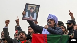 علي امین ګنډه پور د ګوند جلسې ته د وینا پر مهال د خپل مشر عمران خان عکس په لاس کې نیولی دی ـ پخوانی انځور.