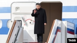 Си Цзинпиндин учагы жергиликтүү убакыт менен саат 13:00 чамасында Москванын Внуково аэропортуна конду. 20-март, 2023-жыл.
