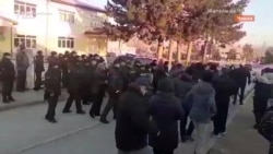 Турканици пред основното училиште во Чашка