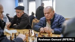 Disa pensionistë duke luajtur shah në Qendrën e Pensionistëve në Prishtinë.