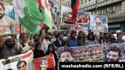 د پي ټي اېم او دوو نورو ګوندونو غړي د ډېسېمبر پر دویمه په کراچۍ کې د بې اسناده افغانانو د ایستلو پرضد د مظاهرې په مهال.