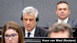 Ish-presidenti i Kosovës, Hashim Thaçi gjatë një paraqitjeje para Dhomave të Specializuara në Hagë, më 3 prill 2023.