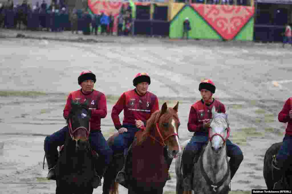 На месте строительства нового ипподрома проходит финал турнира по кок-бору "Нооруз-2024".&nbsp; Турнир начался 14 марта, в нем приняли участие 40 команд.