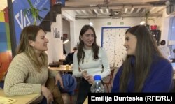 Shpresa Qyra, një nga mentoret e kursit, dhe Diora Mena (në mes të fotografisë), gjimnaziste dhe një vajzë tjetër.