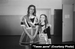 Dy vajza të klasës së 11, në ditën e fundit të shkollës.