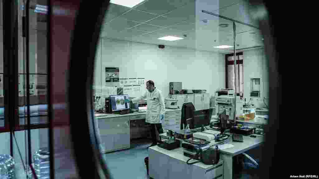 Feriz Selimaj, ekspert e forenzikës, gjatë ekzaminimit të monedhave dhe kartëmonedhave të dyshuara false në Agjencinë e Kosovës për Forenzikë. &nbsp;