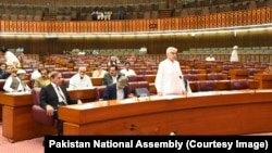 د پاکستان دفاع وزير خواجه اصف د مې پر ۲۲مه په پارلېمان کې د مې نهمې د تشدد پېښو په اړه وينا کوي.