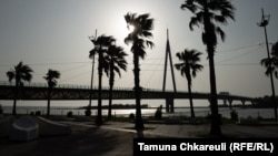 ანაკლიის ბულვარი და ხიდი ქალაქის გამოცოცხლებას ელოდება.