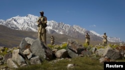 په چترال کې یوشمېر امنیتي سرتېري د پهرې پر مهال - پخوانی انځور.