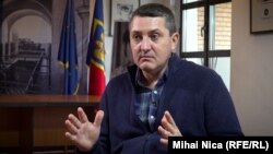 Istoricul Cosmin Popa este specializat în istoria Rusiei, a URSS și a fostului spațiu sovietic.