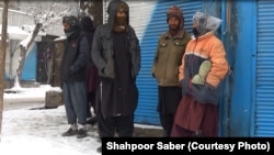 کارگران روزمزد در شهر هرات. آنها می گویند که با سرد شدن هوا و بارش برف و باران وضعیت اقتصادی شان وخیم تر شده است