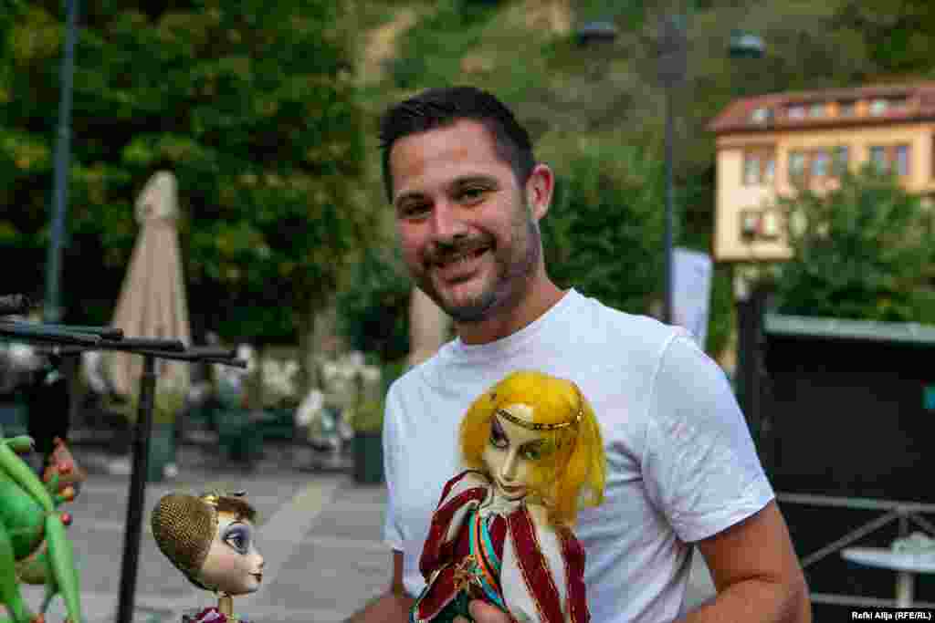 Todej Pishek, aktor i "Mini-teatrit" nga Sllovenia. Ky aktor për herë të parë po merr pjesë në Prizrenfest me një shfaqje.&nbsp; "Qendra e qytetit ta jep ndjesinë e festivalit. Ka mjaft njerëz dhe aktivitete në çdo kënd. Kjo më pëlqen shumë", tha ai në një bisedë me Radion Evropa e Lirë, teksa u pyet për përshtypjet që po i lë qyteti i Prizrenit.