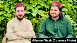 ګیله من وزیر (له ښي لوري لومړی) د پي ټي اېم له مشر منظور پشتین سره ناست دی - پخوانی انځور. 