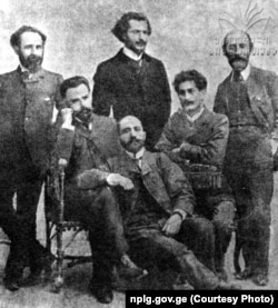 დგანან მარცხნიდან მარჯვნივ: სანდრო გაბუნია, კომანდო გოგელია, ვარლამ ჩერქეზიშვილი, სხედან: არჩილ ჯორჯაძე, მიხეილ წერეთელი, შუაში გიორგი დეკანოზიშვილი. ფოტოგრაფი დავით ერმაკოვი