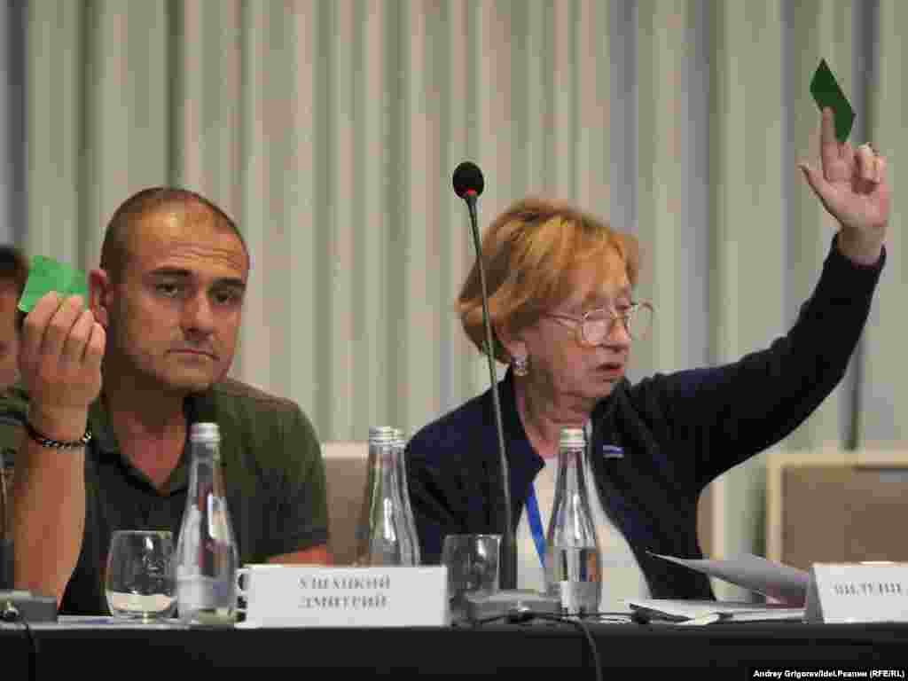 Участники "съезда народных депутатов" Дмитрий Ушацкий, Лариса Пономарёва&nbsp;