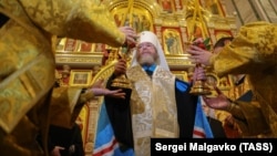 Глава Крымской митрополии РПЦ, митрополит Тихон во время молебна в Александро-Невском кафедральном соборе Симферополя. Крым, 21 октября 2023 года