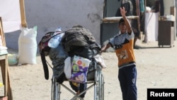 Жер которууга аргасыз болгон газалык бала. Рафах, 13-июнь 2024-жыл