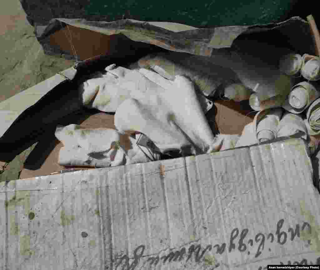 Bağlama malzemeleri ile qutu. "Azovstal", 2022 senesi