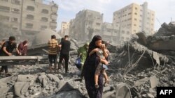 Palestinezët evakuohen pas sulmeve ajrore izraelite në qytetin e Gazës, 9 tetor 2023.